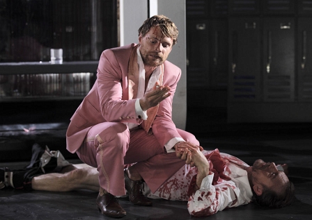 © Christian Herzenberger Szenenfoto Orestie, ermorderter König mit Blut auf der Brust